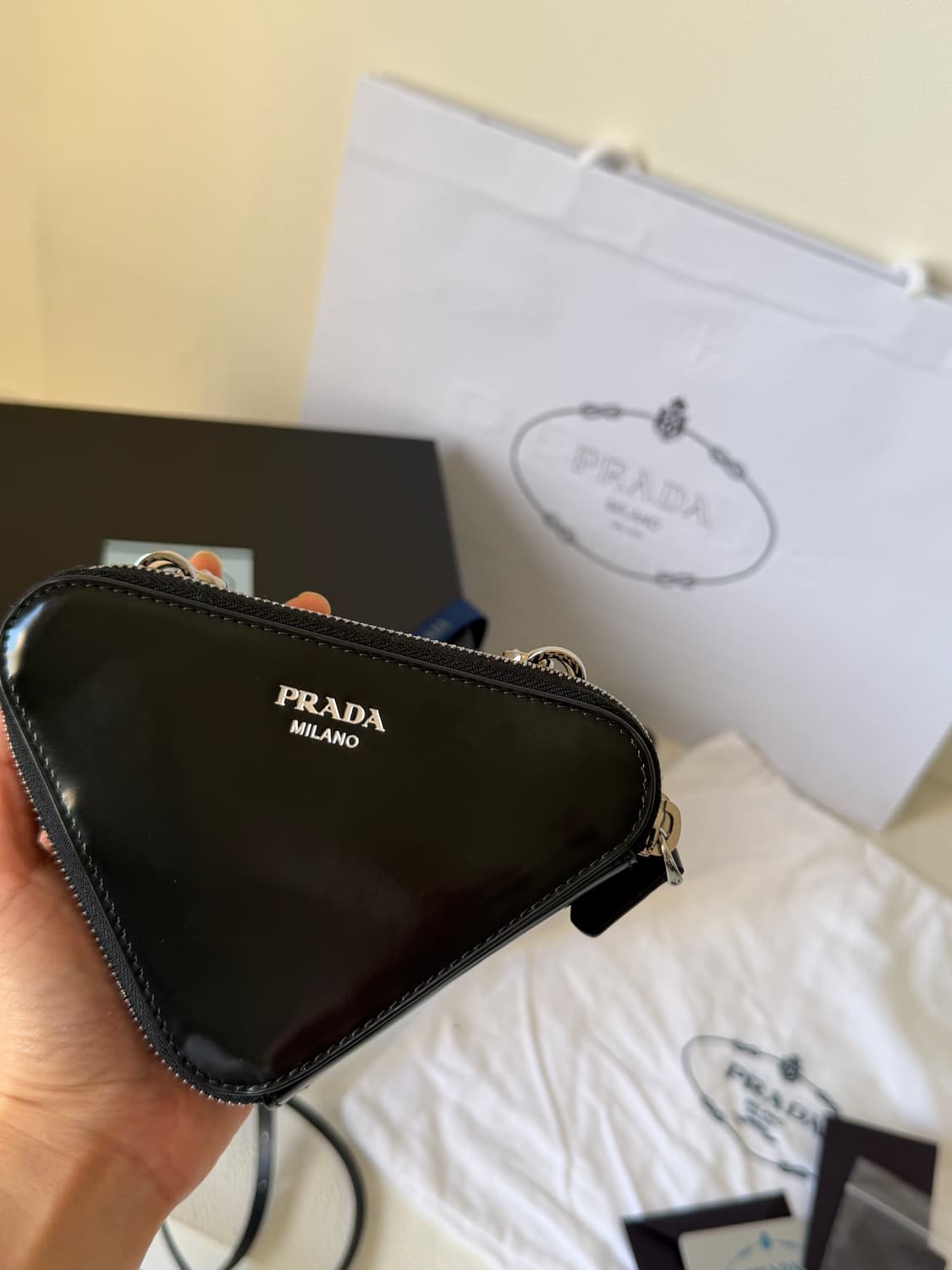 프라다 레더 트라이앵글백 미니 블랙 상품이미지5