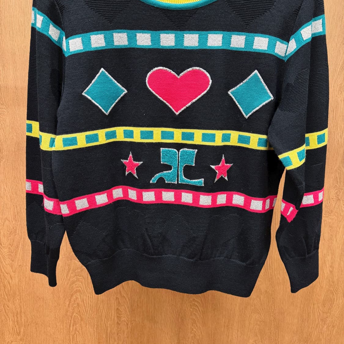 꾸레쥬 긴팔 니트 하트 기하학 패턴 실버 글리터 디테일 레귤러핏 블랙 상품이미지5