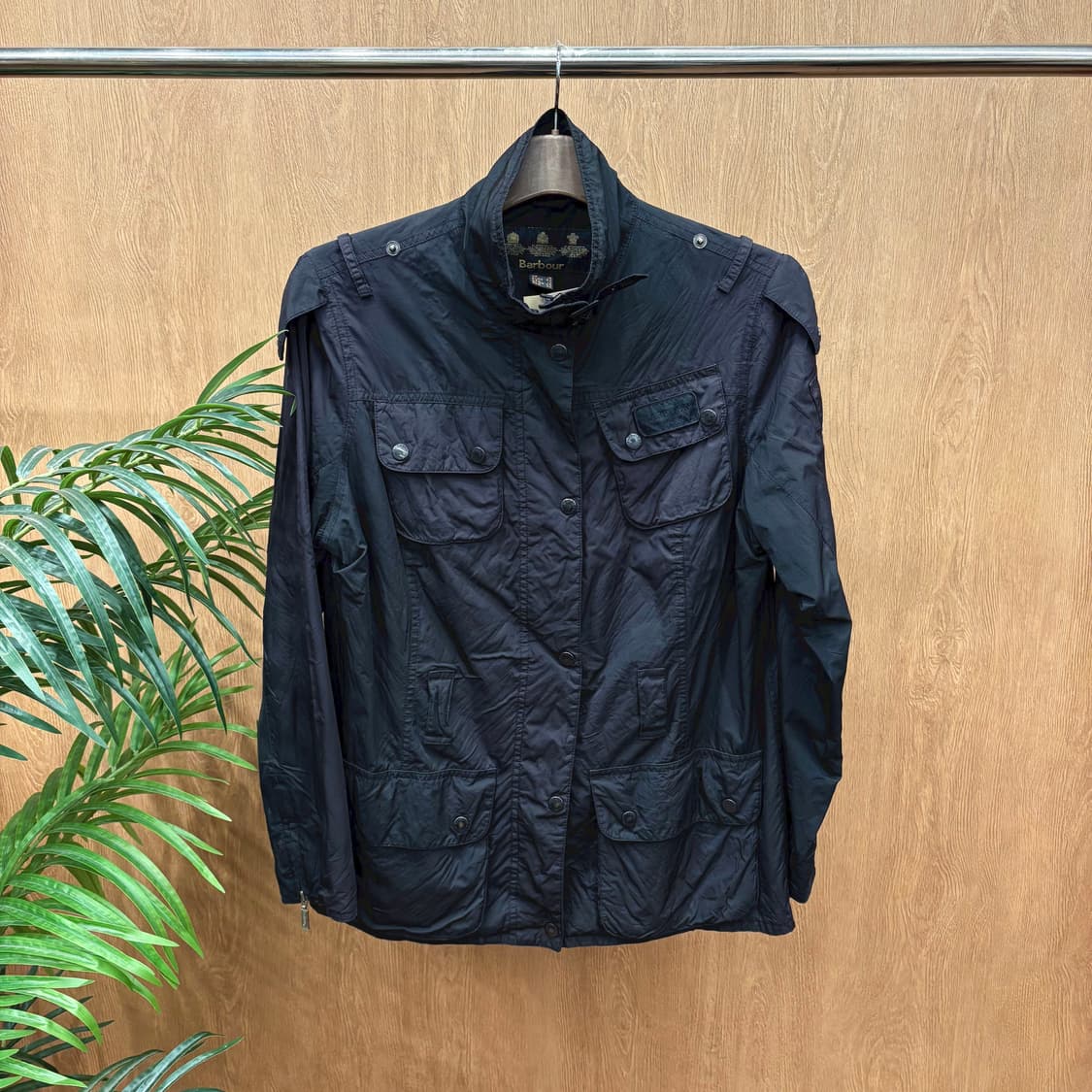 바버 필드 자켓 퀵 고정 플랩 숄더 에폭시 디테일 레귤러핏 블랙 상품이미지1