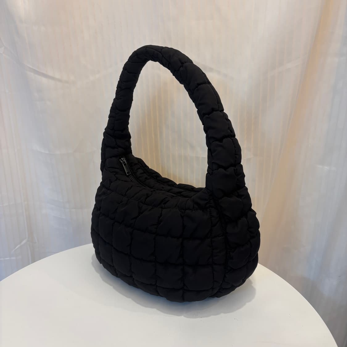 정품 COS 퀄티드 구름 숄더백     상품이미지3