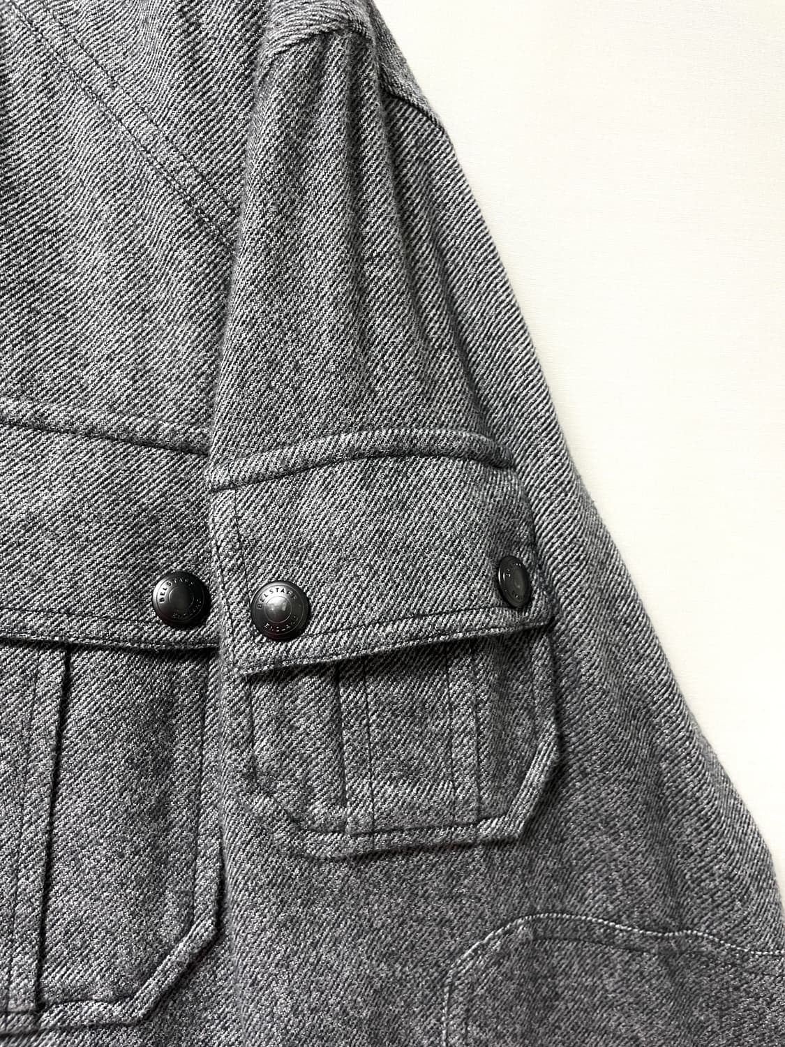 한섬 BELSTAFF 벨스타프 플란넬 멀티포켓 셔츠 _ 차콜 상품이미지2