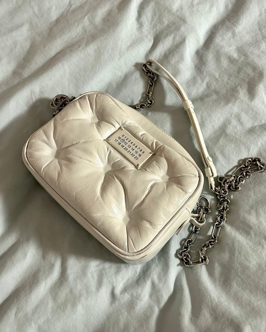 마르지엘라 화이트 글램 크로스백 상품이미지1