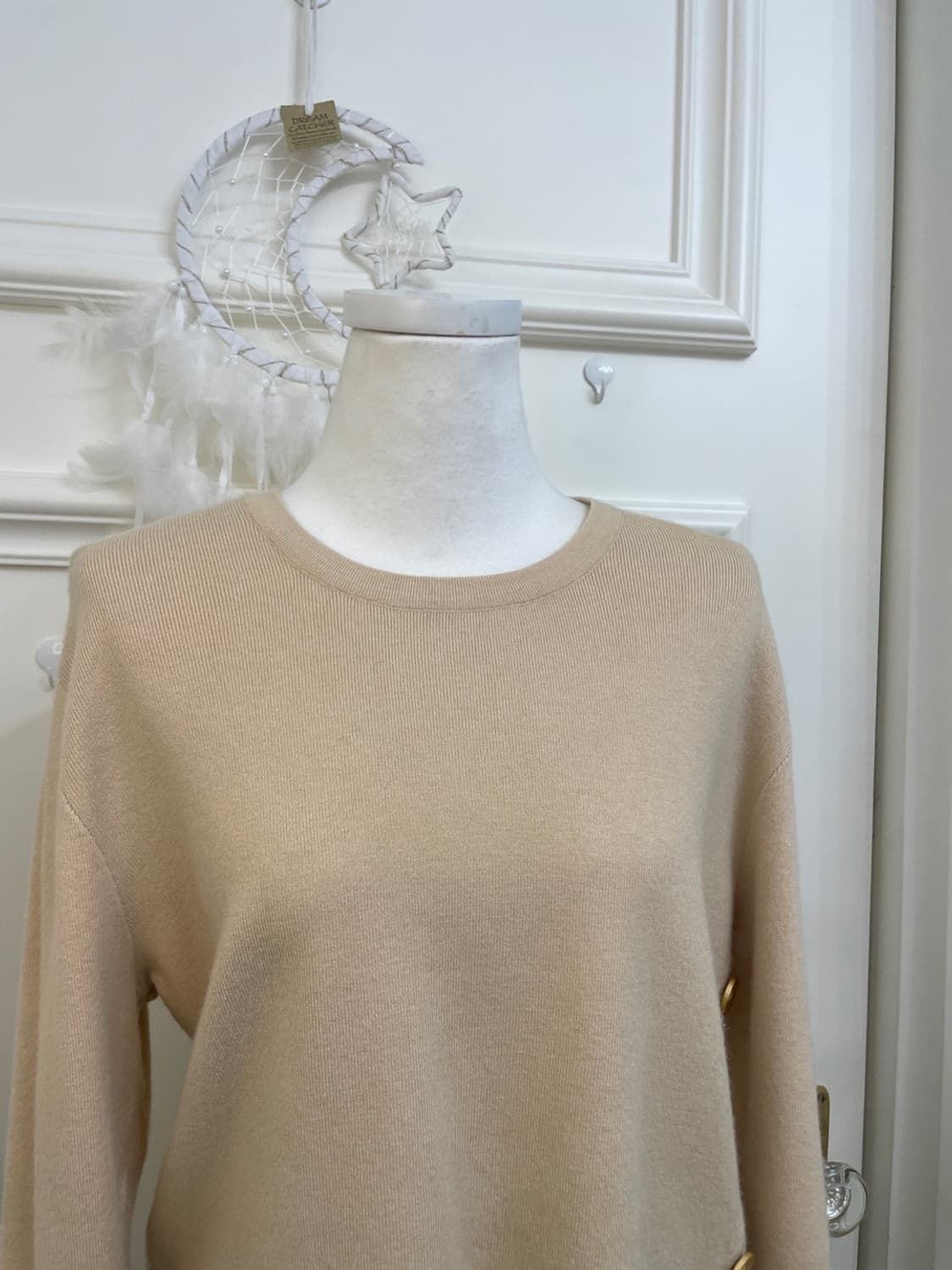 beige unbalance wood button soft knit to 상품이미지7