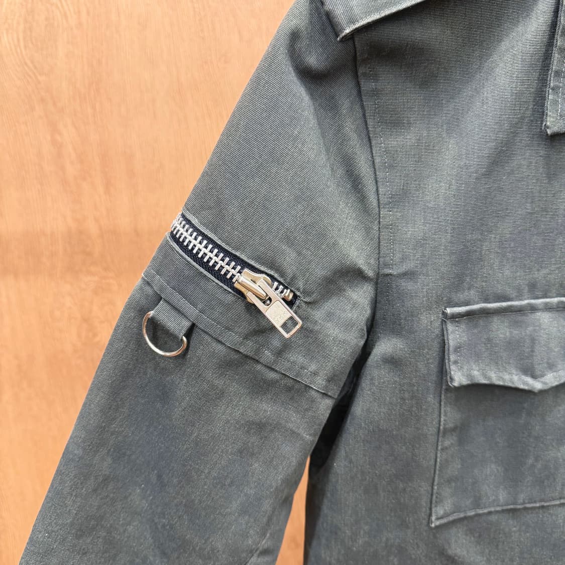 식스 새디즘 밀리터리 필드 자켓 D-링 스트랩 지퍼 포켓 디테일 카키 상품이미지6