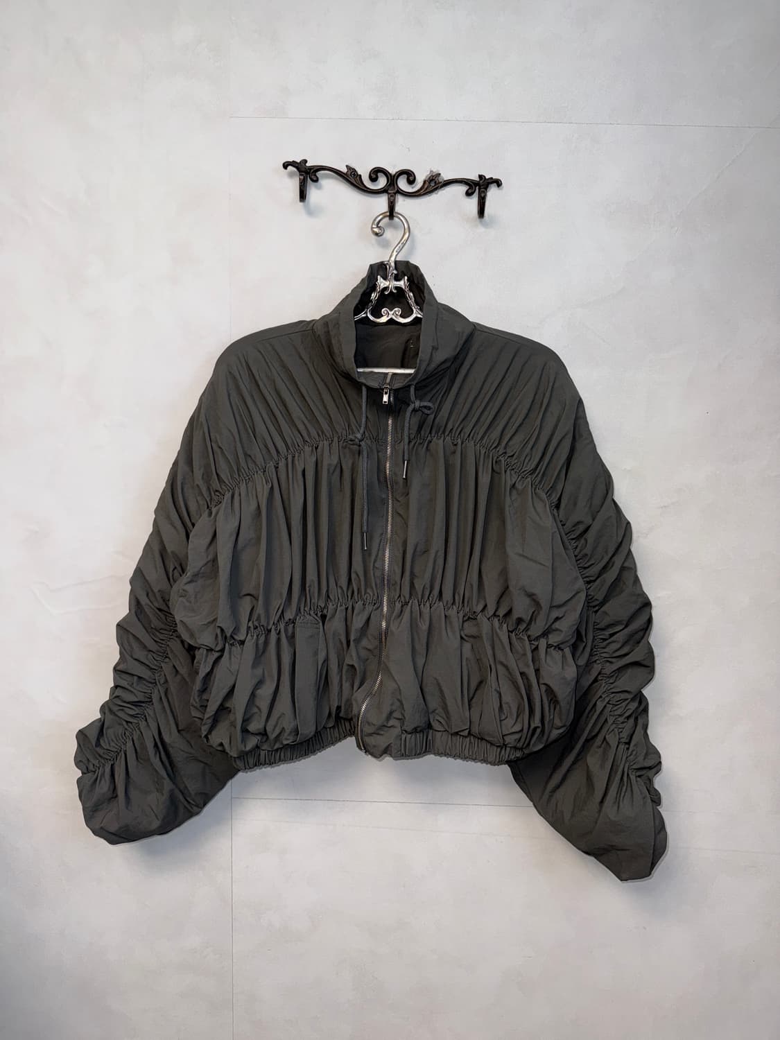 Charcoal shirring details crop puffer 상품이미지1