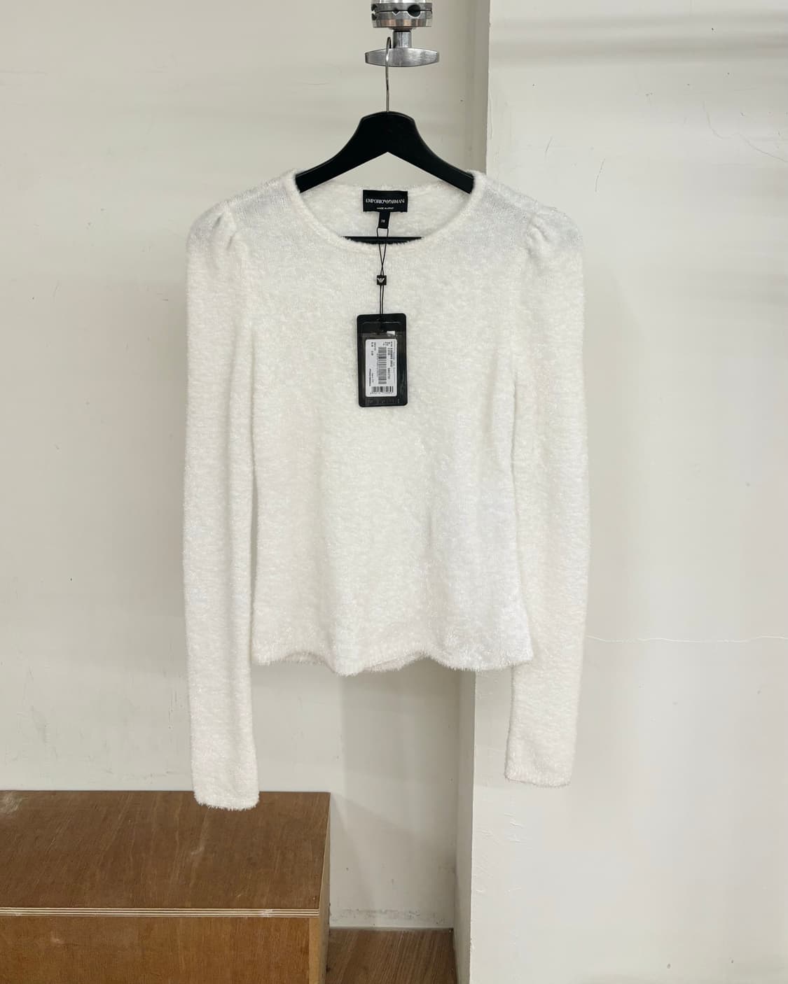 엠포리오 아르마니 화이트 라운드넥 퍼프숄더 니트  상품이미지1