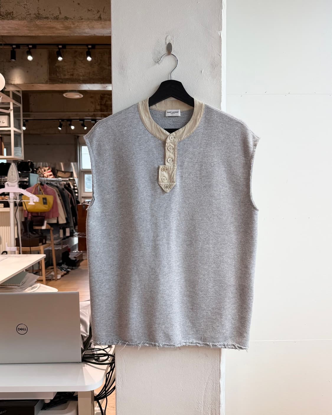 생로랑 그레이 17s 헨리넥 디스컷팅 슬리브리스 상품이미지1