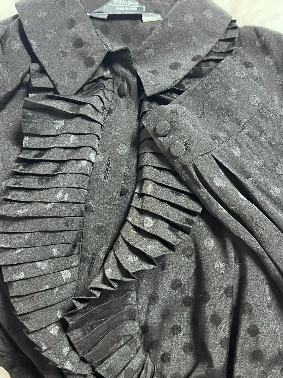 앤아더 스토리즈 검정 도트 프릴 브랄우스  상품이미지8