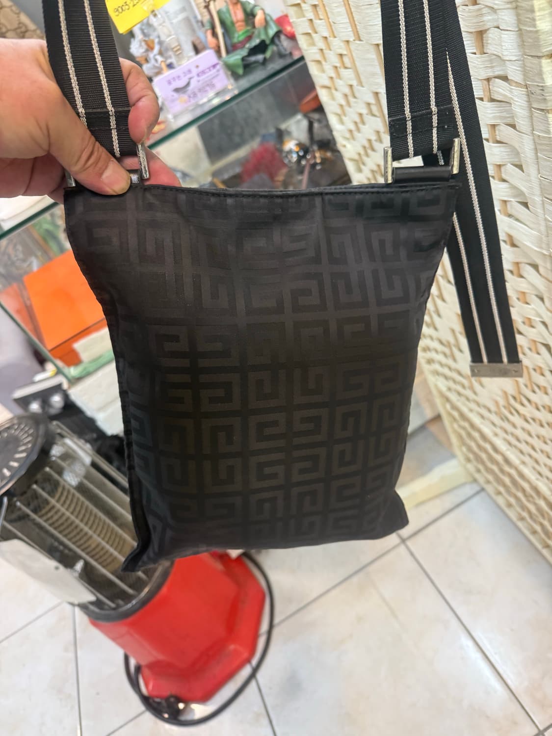 정품 지방시 로고 캔버스 크로스백 팝니다 상품이미지4