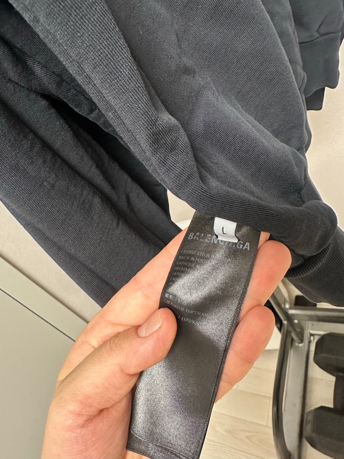 정품 발렌시아가 인사이드아웃 디스트로이드 스웻셔츠 판매합니다 상품이미지5