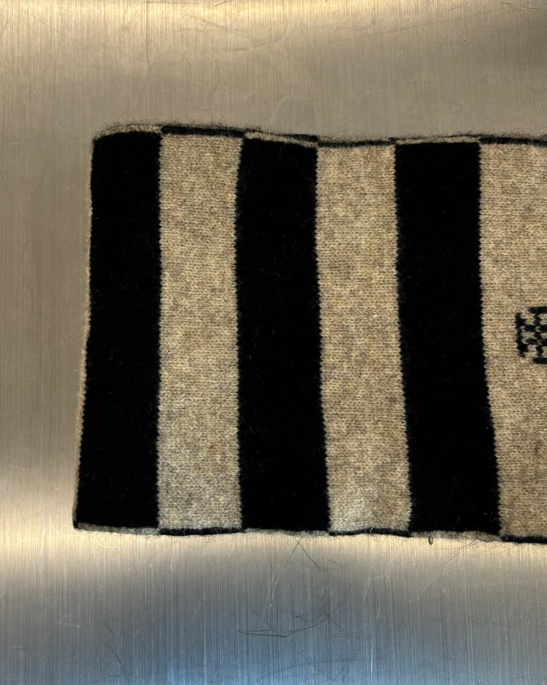 비비안 웨스트우드 시그니처 오브 로고 스트라이프 니트 머플러  상품이미지3