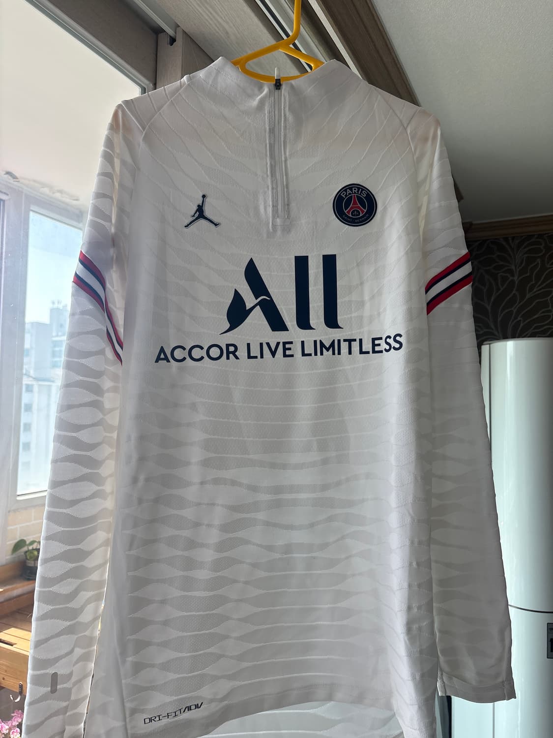 M조던 x 파리생제르망 21-22 화이트 드릴탑 상품이미지1
