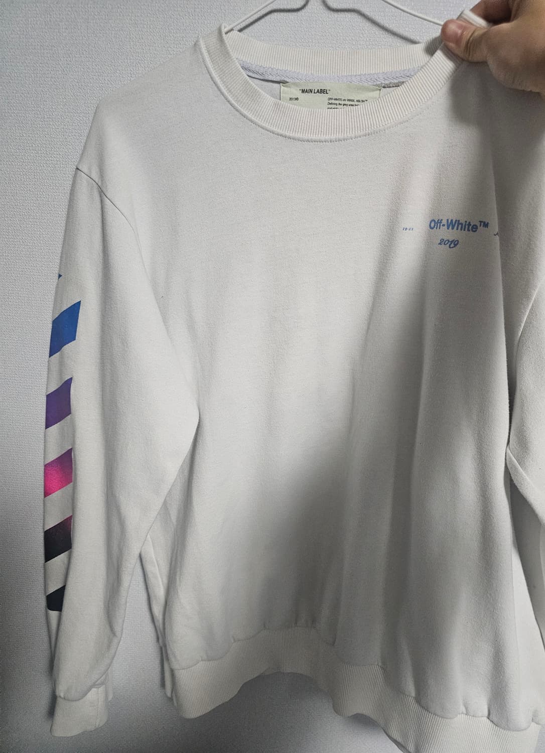 오프화이트 맨투맨 상품이미지1