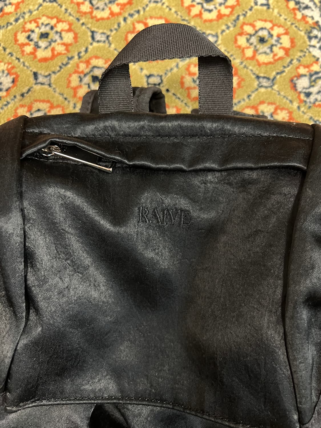[OS] 레이브(RAIVE) 보닛 새틴 백팩 블랙 상품이미지4