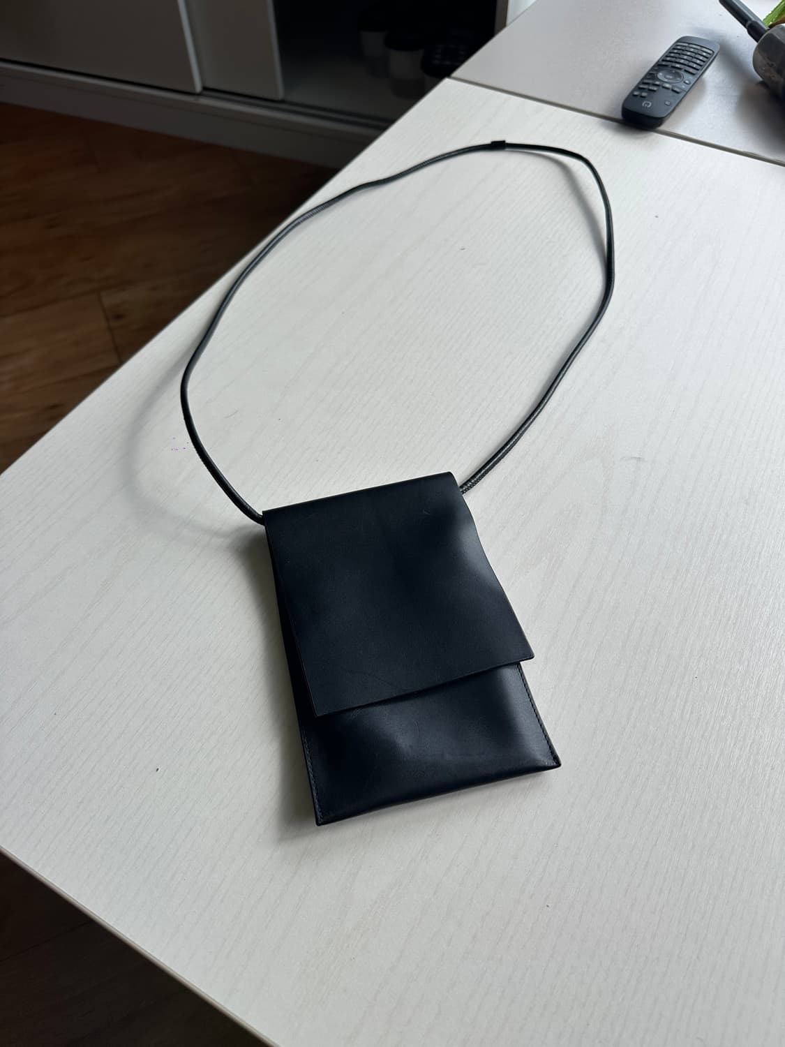 코스 리얼 레더 미니 크로스백 상품이미지1