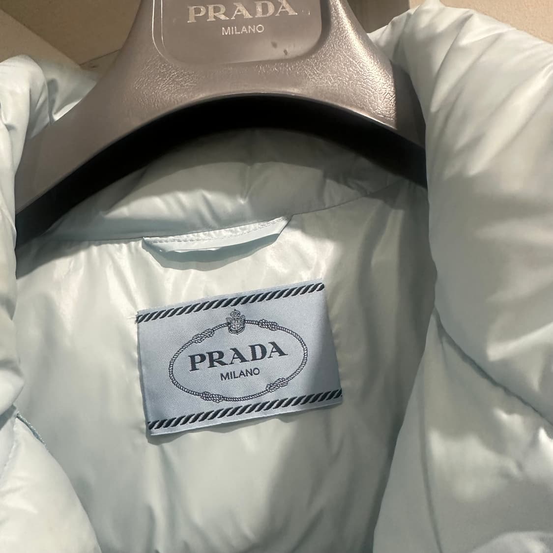 프라다 리나일론 크롭 패딩 카리나 착용 상품이미지4