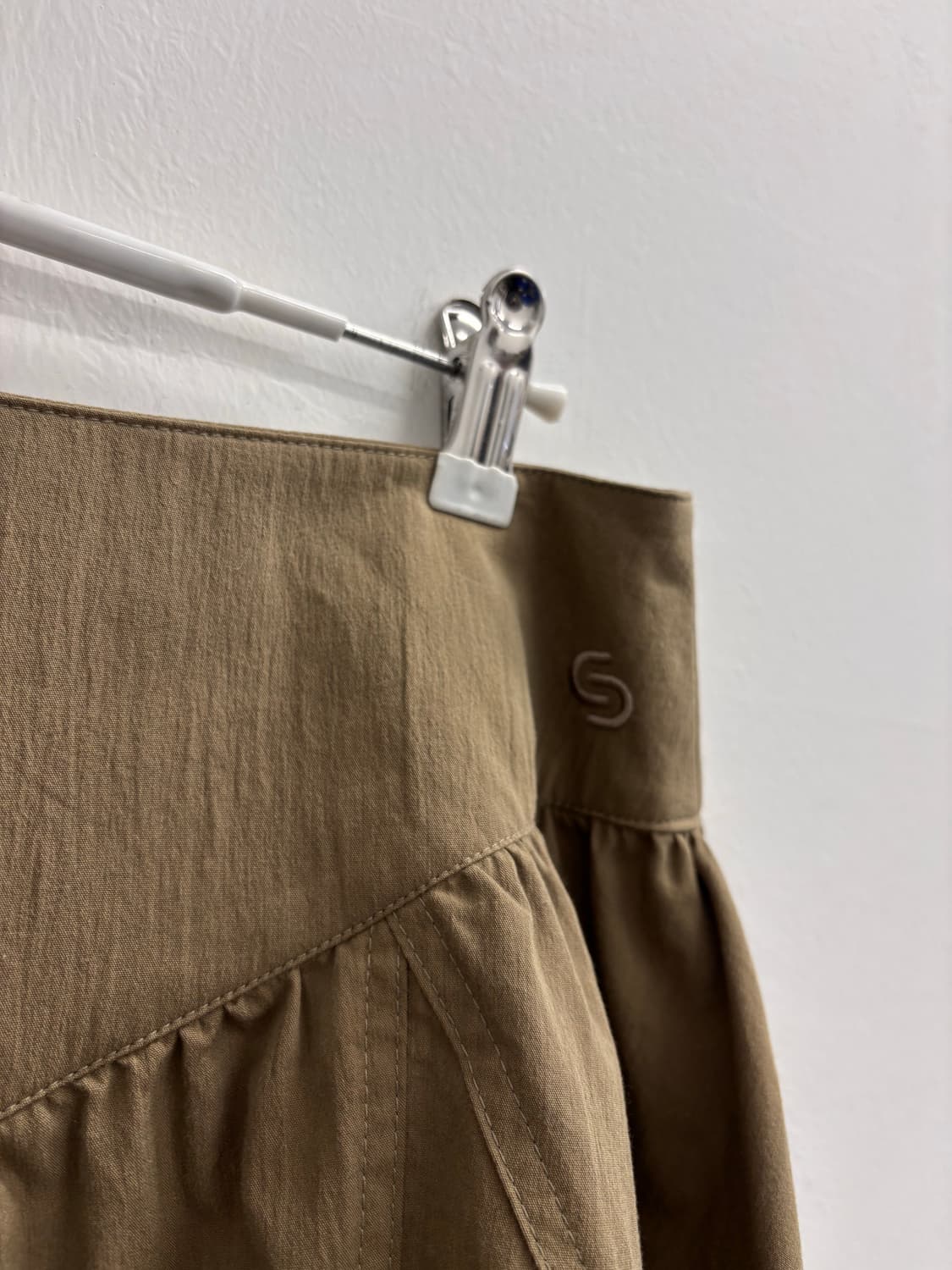 세릭(CERRIC) 어시메트릭 인시전 스커트 카키  상품이미지3