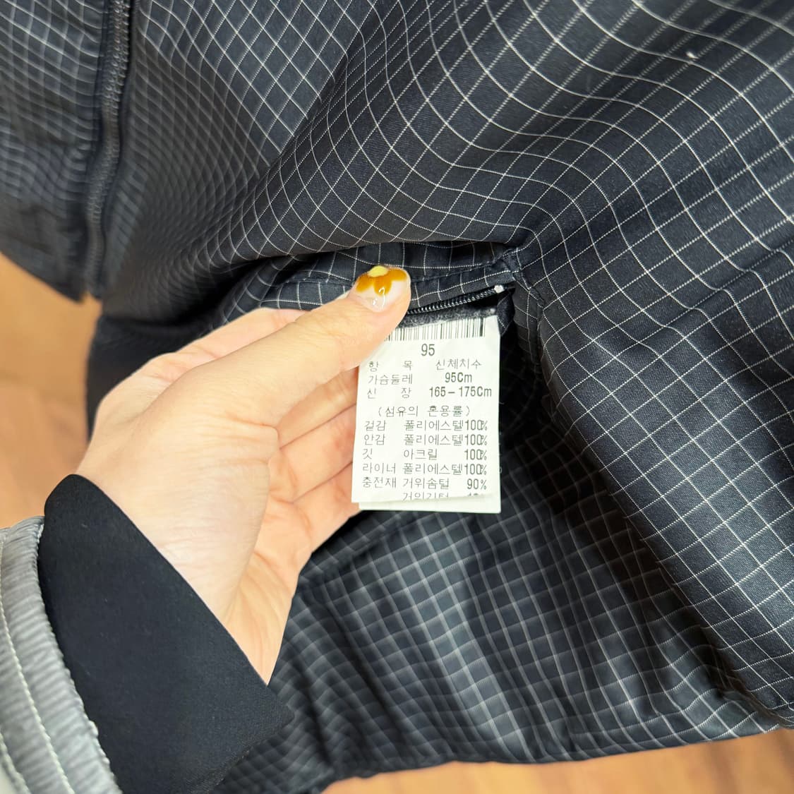 입생로랑 리버시블 패딩 베스트 솔리드 블랙 체크 패턴 로고 디테일 블랙 상품이미지9