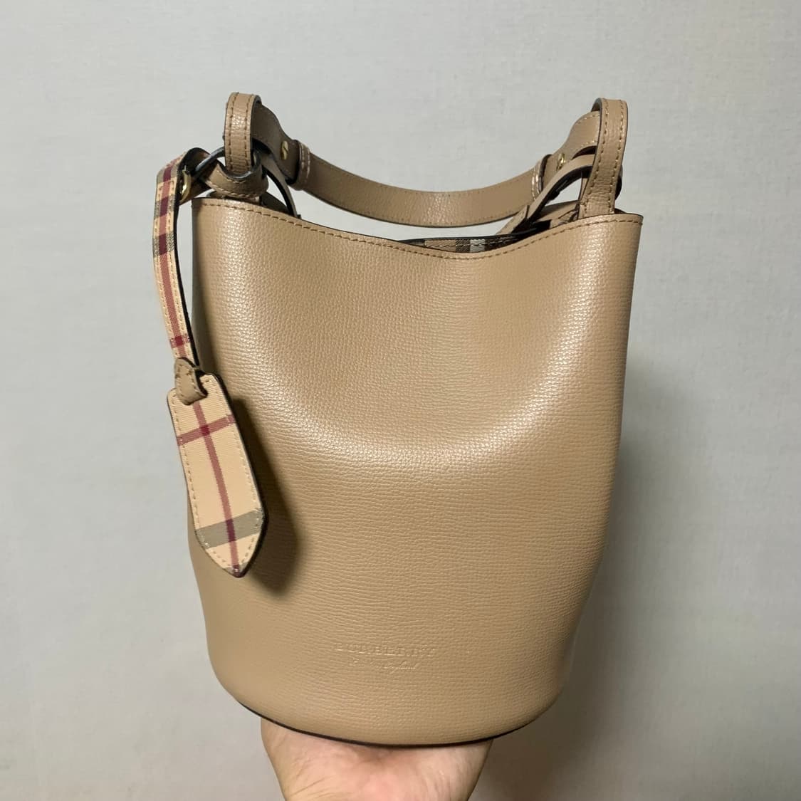 버버리 버킷백 상품이미지1