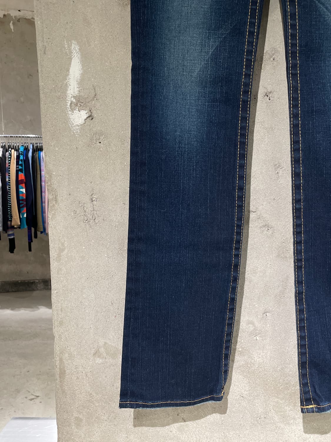 트루 릴리전 조니 진청 데미지 워싱 로우 라이즈 데님 팬츠 상품이미지4