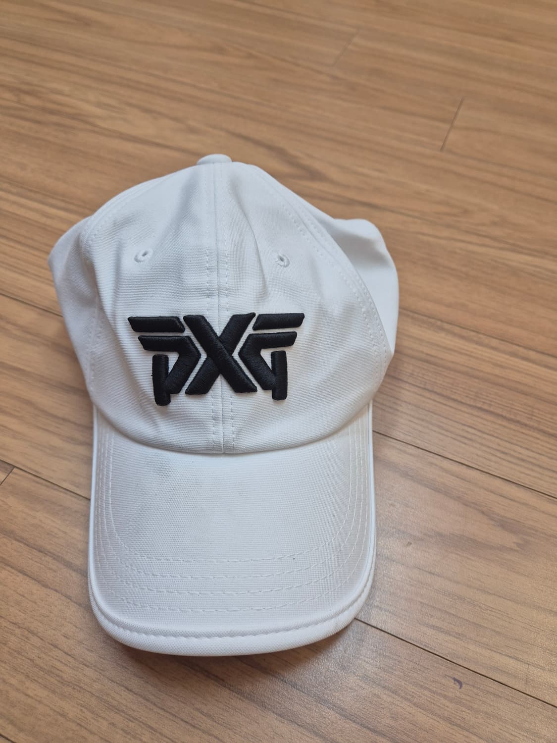 PXG 골프 볼캡 판매합니다. 흰색 바탕에 검정색 PXG 로고가 포인트입 상품이미지1