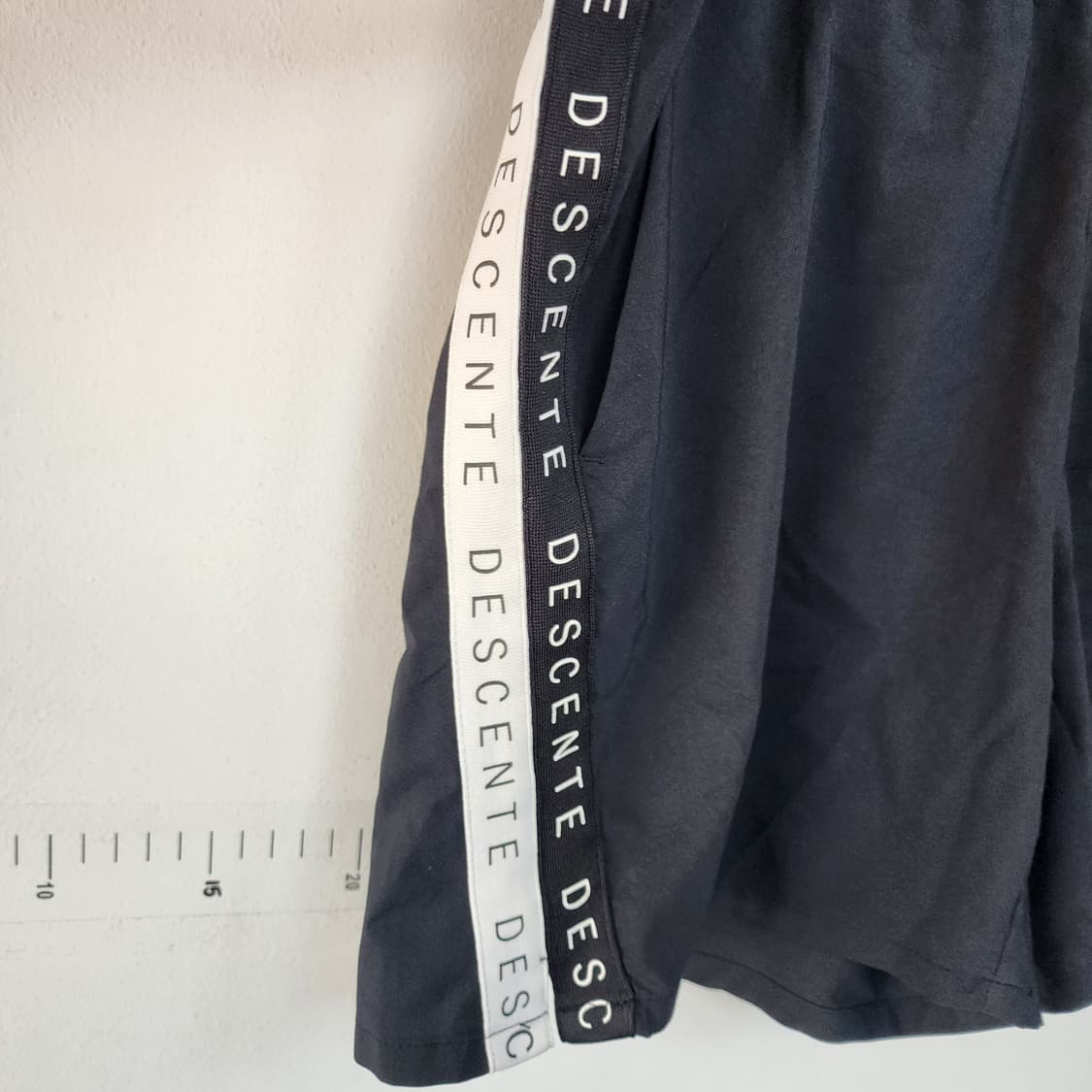 데상트 블랙 라인 반바지 상품이미지3