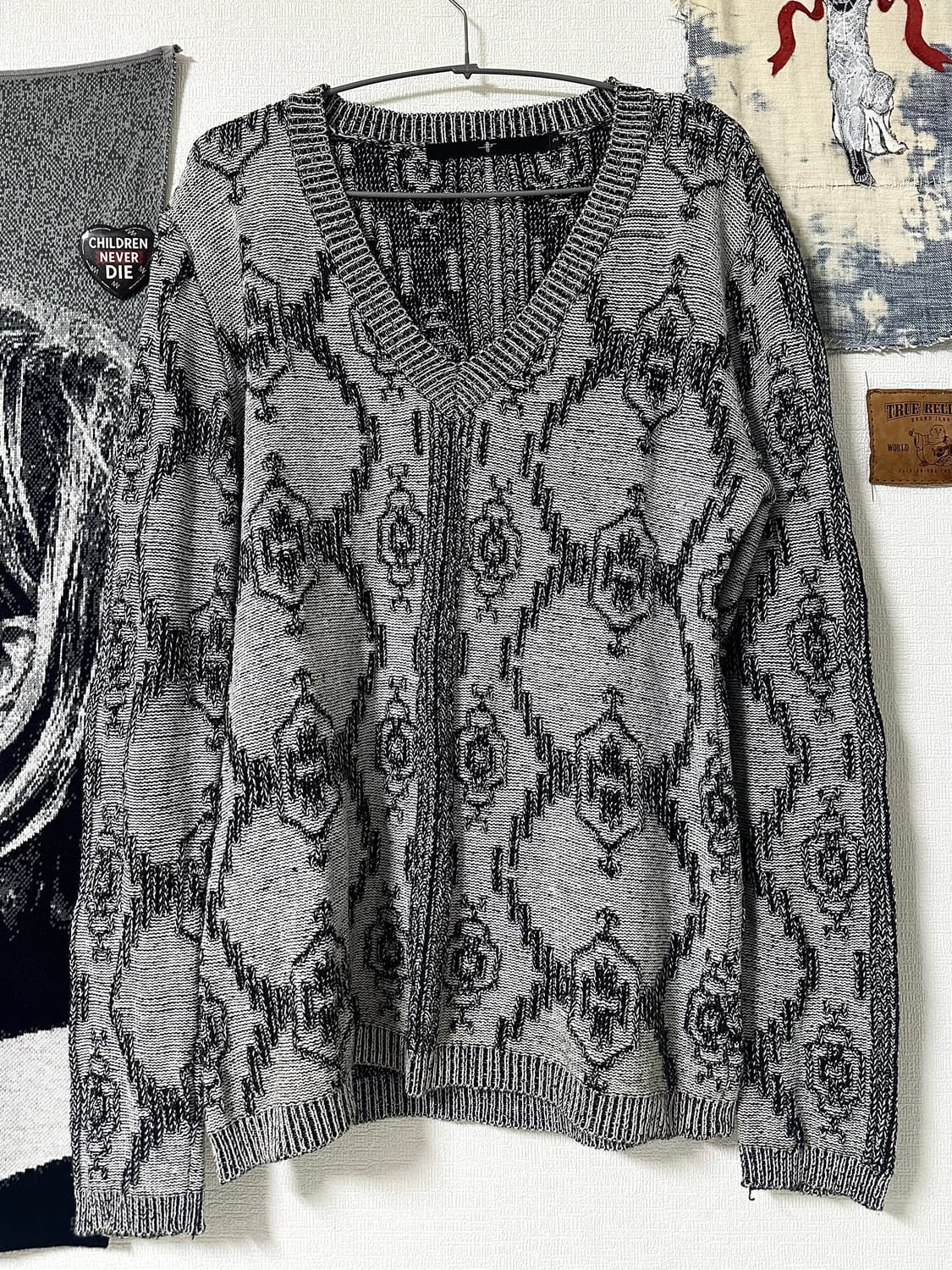 no id 에스닉 패턴 브이넥 니트 상품이미지1