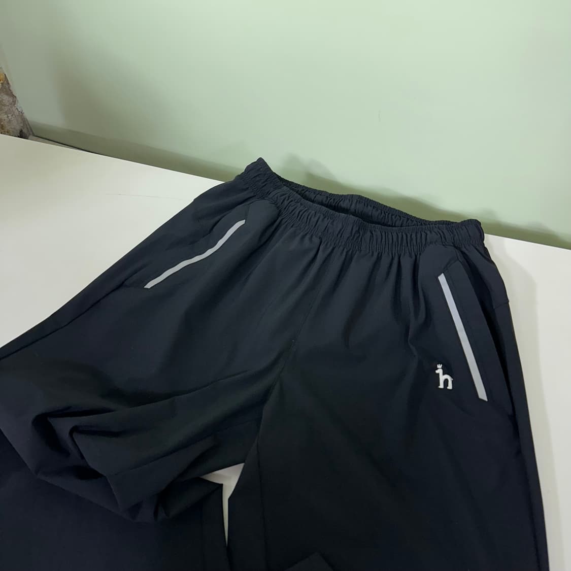 95 M 헤지스 블랙 슬림레귤러핏 기본로고 밴딩 나일론팬츠 상품이미지2