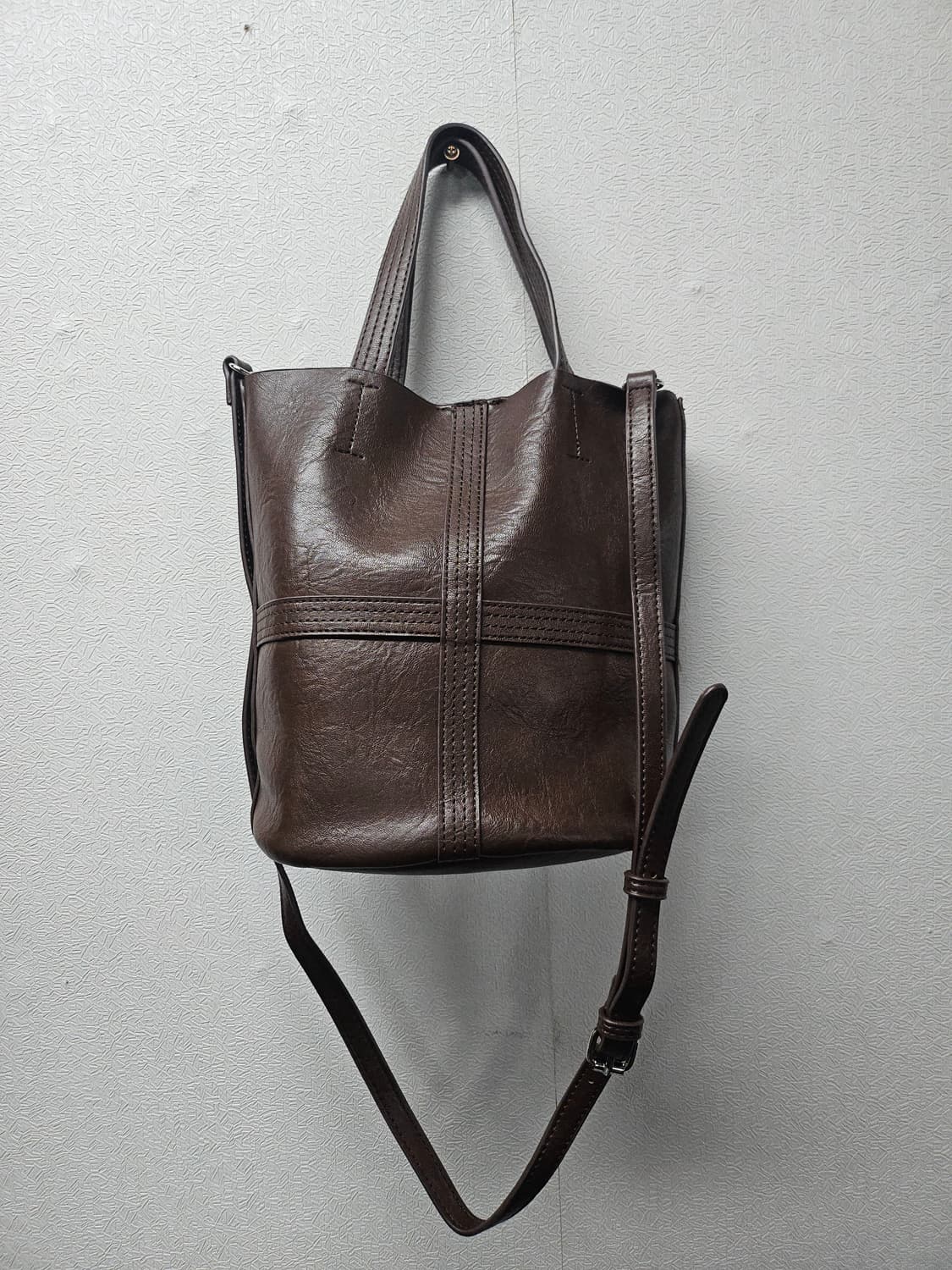 브라운 인조가죽 원통형 토드 크로스백 상품이미지2