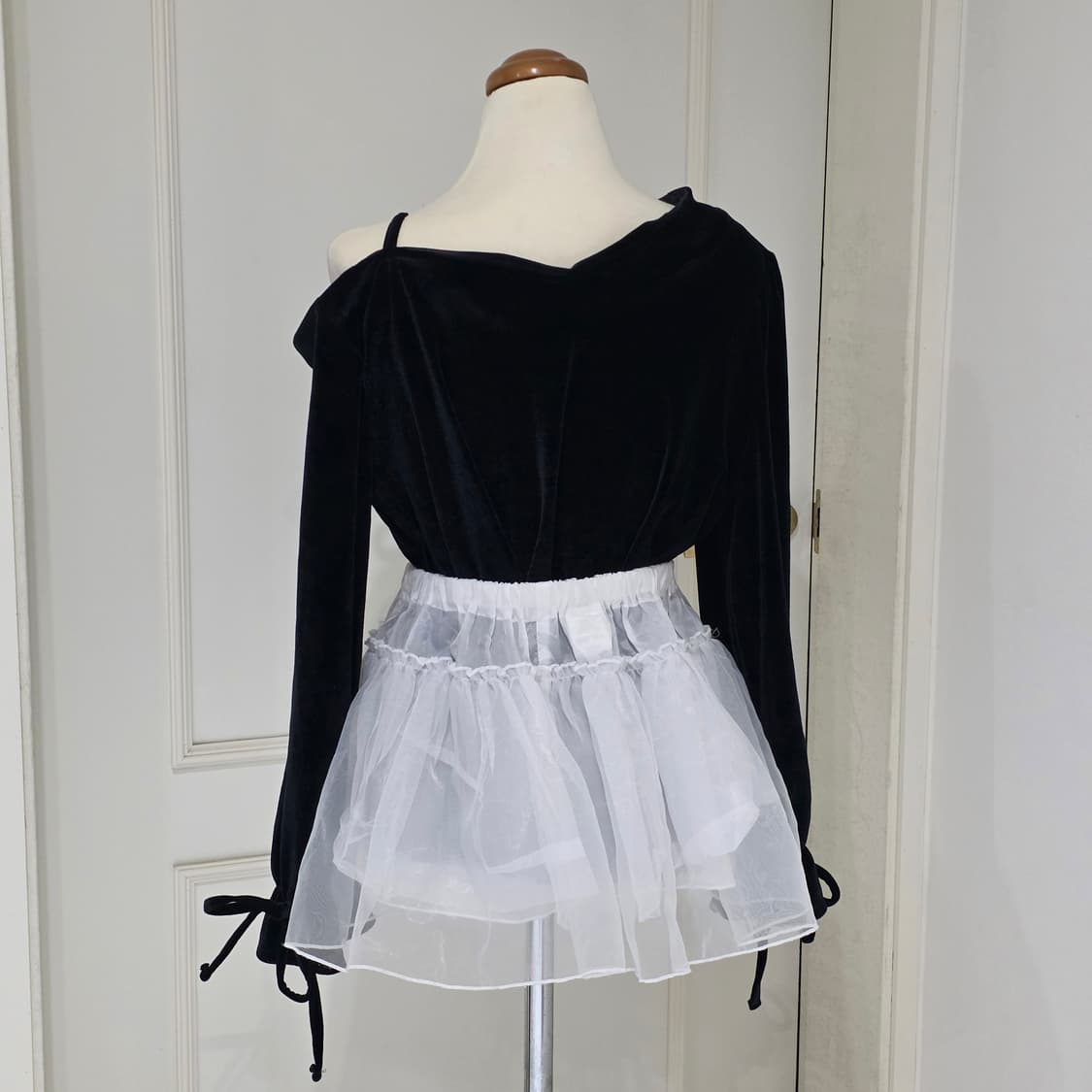 빈티지무드)블랙 벨벳 오프숄더 셔링 리본 섹시 양지뢰 로맨틱 블라우스 상품이미지3