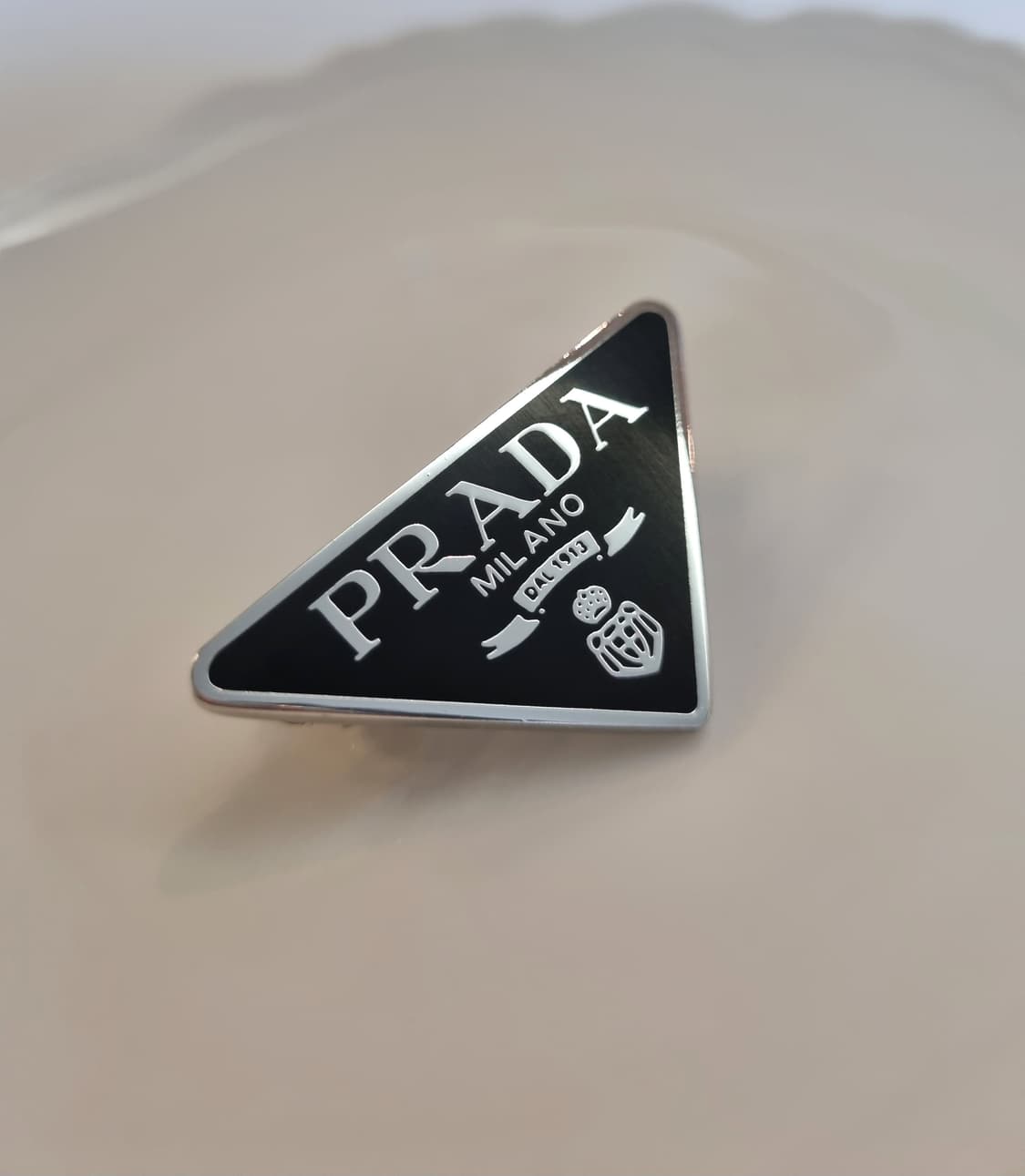 프라다 업사이클링 삼각로고 자동핀 블랙 상품이미지1