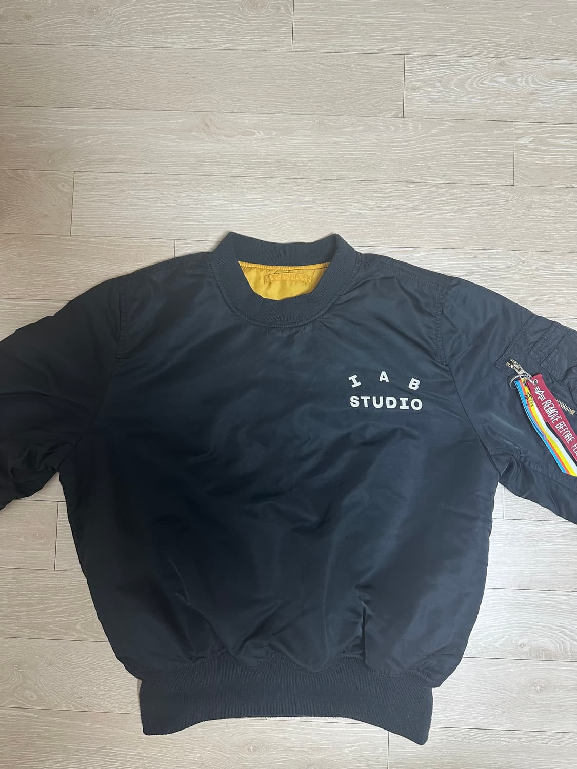 [마지막 가격]아이앱 스튜디오 x 알파 인더스트리 MA-1 크루넥 블랙 상품이미지1