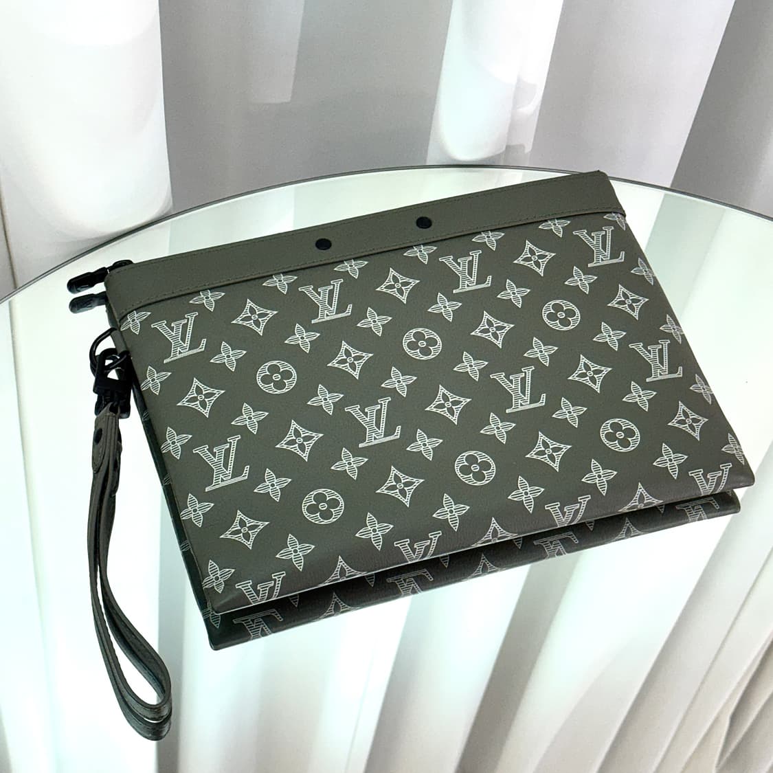 [새상품급] 25SS 루이비통 포쉐트 투고 쉐도우 클러치백 상품이미지4