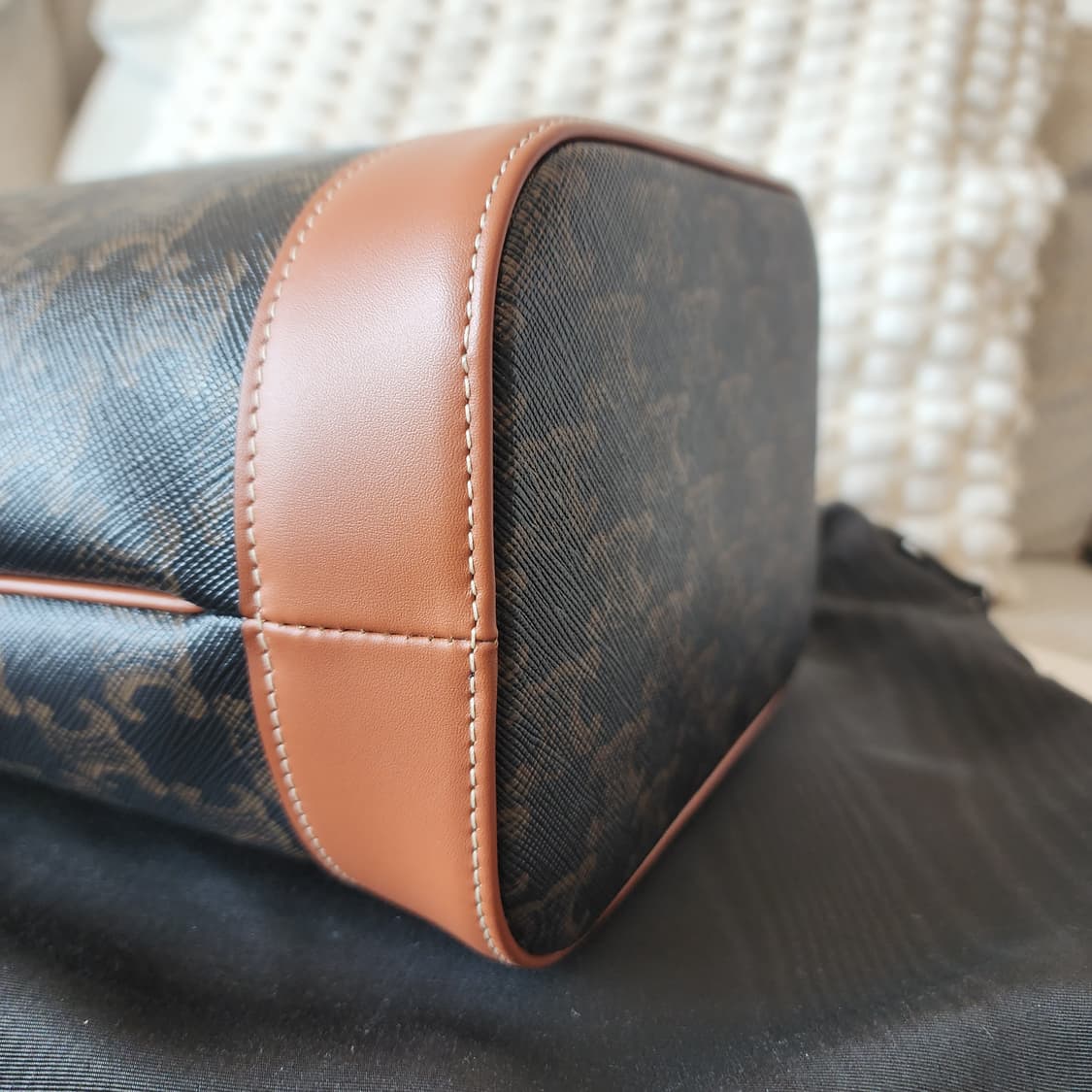 새상품급 셀린느 버킷백 스몰 트리옹프 캔버스 탄 상품이미지6