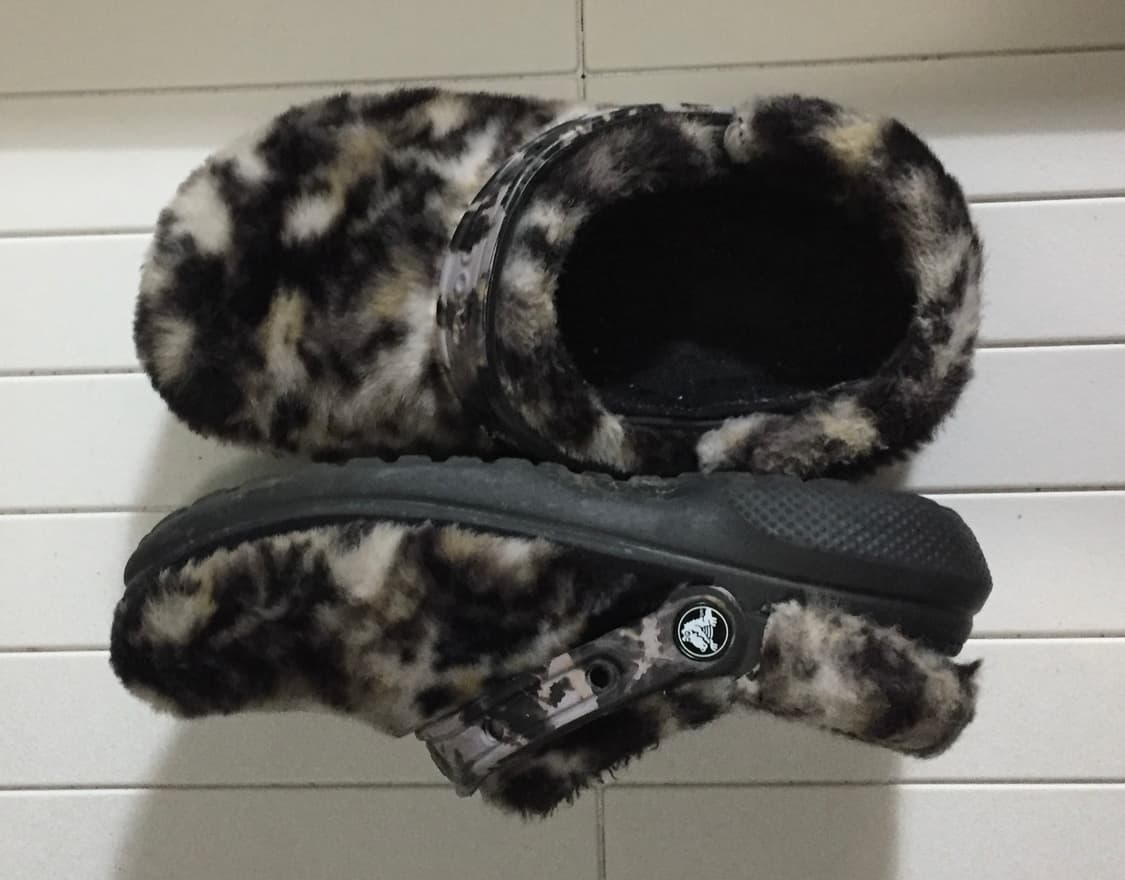 크록스 클래식 퍼 슈어 클로그 블랙 멀티 상품이미지3