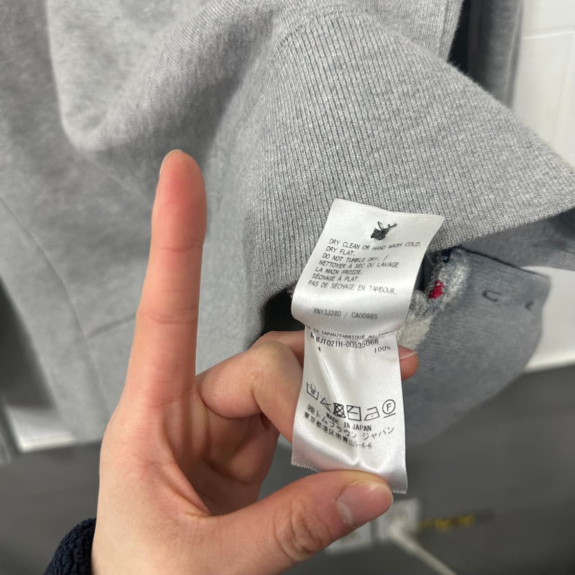 톰브라운 사선완장 맨투맨 상품이미지7