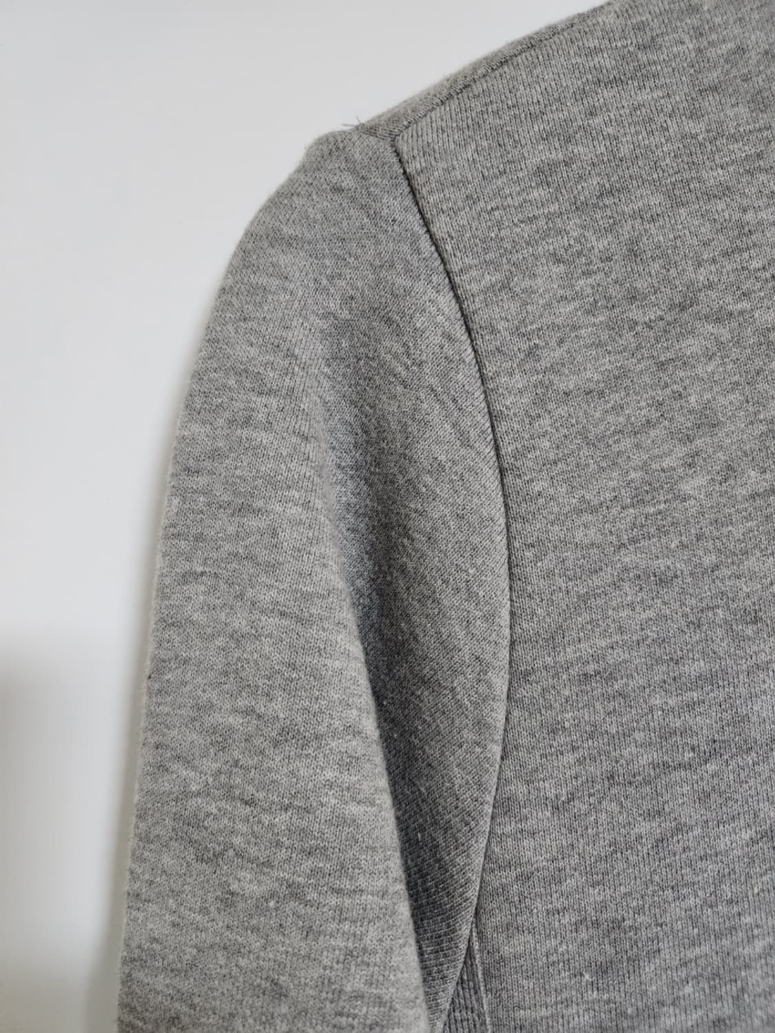 [0] 톰브라운 그레이 사선완장 맨투맨 MJT021H 상품이미지4