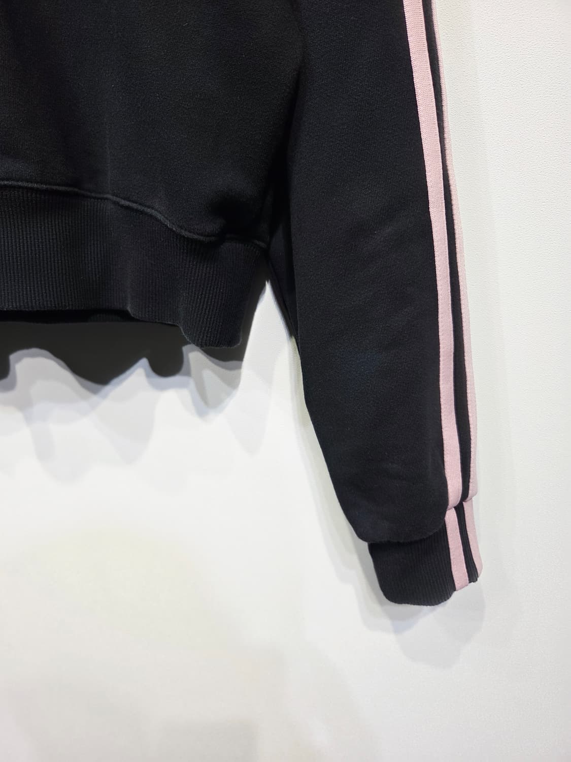 널디 NERDY 검정색 핑크라인 크롭 후드티_S 상품이미지3