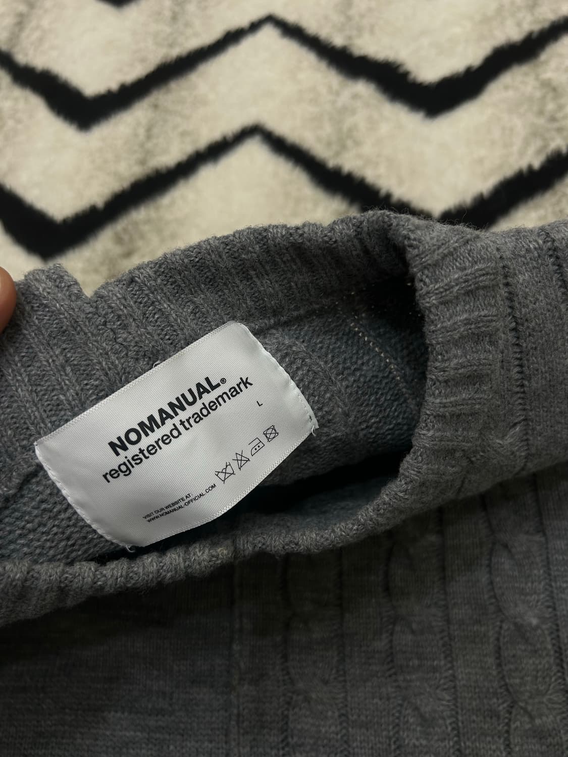 [L]노매뉴얼 비대칭 케이블 오버핏 트님 니트/그레이 상품이미지6