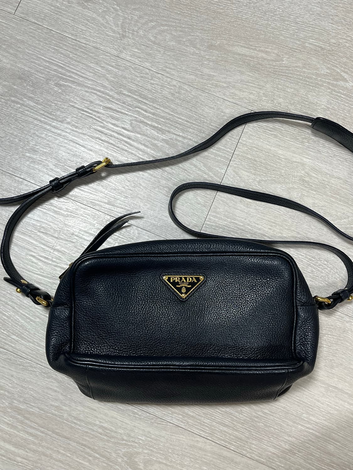 프라다 레더 카메라 크로스백 상품이미지2