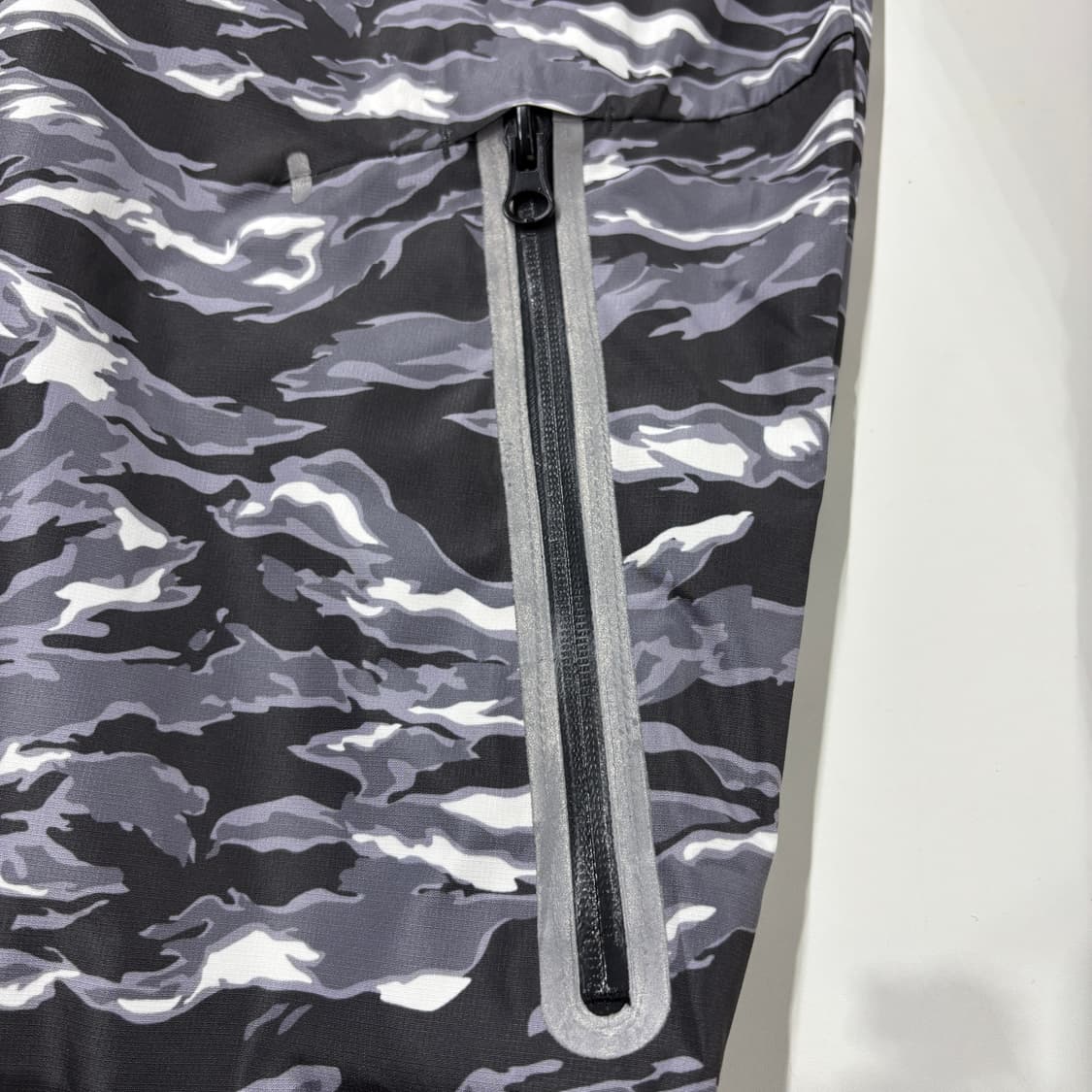 뉴발란스 카모 바람막이 자켓 상품이미지4