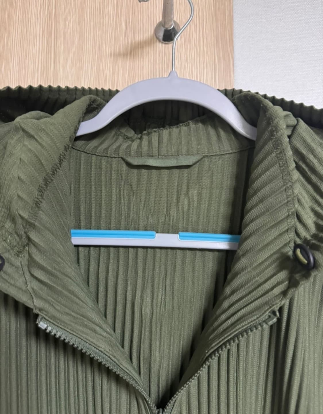 이세이미야케 옴므플리세 후드집업 카키 4size 상품이미지2