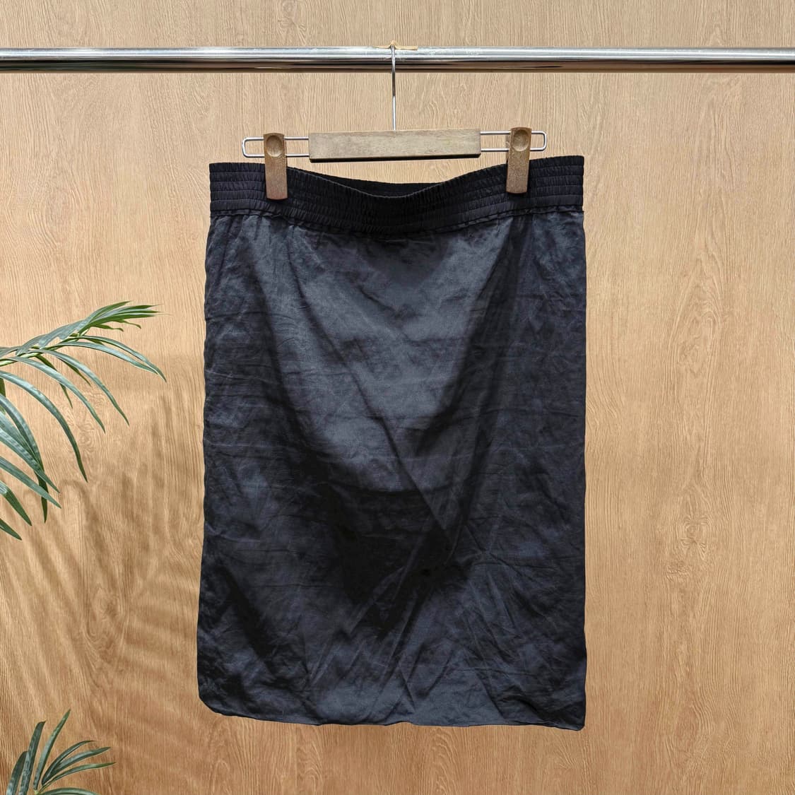 아크네 스튜디오 크링클 밴딩 미디스커트 후면 포켓 디테일 유광 블랙 상품이미지1