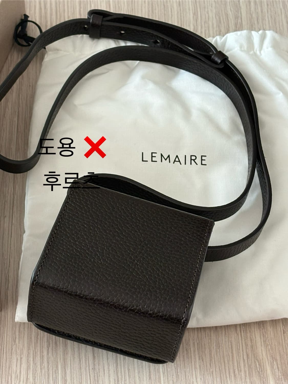 르메르 카메라백 미니 다크초코 판매합니다 상품이미지4