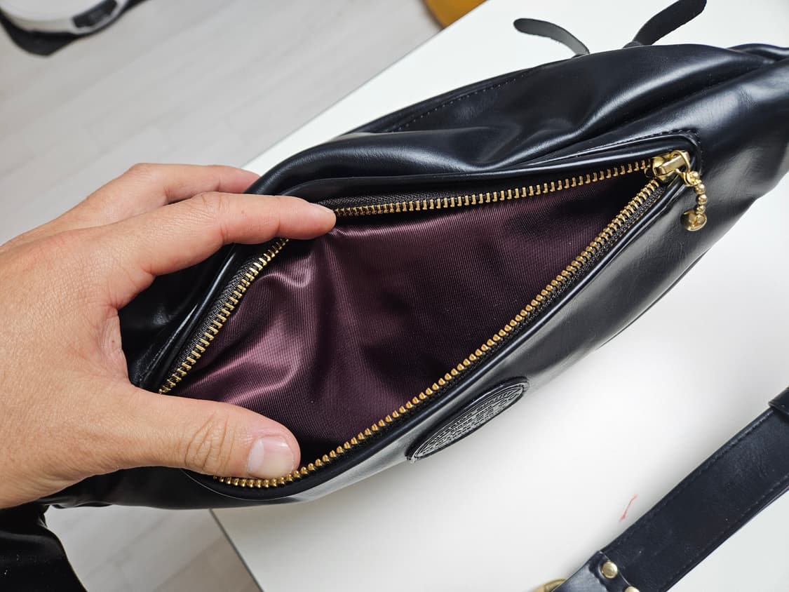 메탈라이즈 퀄팅 가죽 슬링백 블랙 할리 가방 상품이미지5