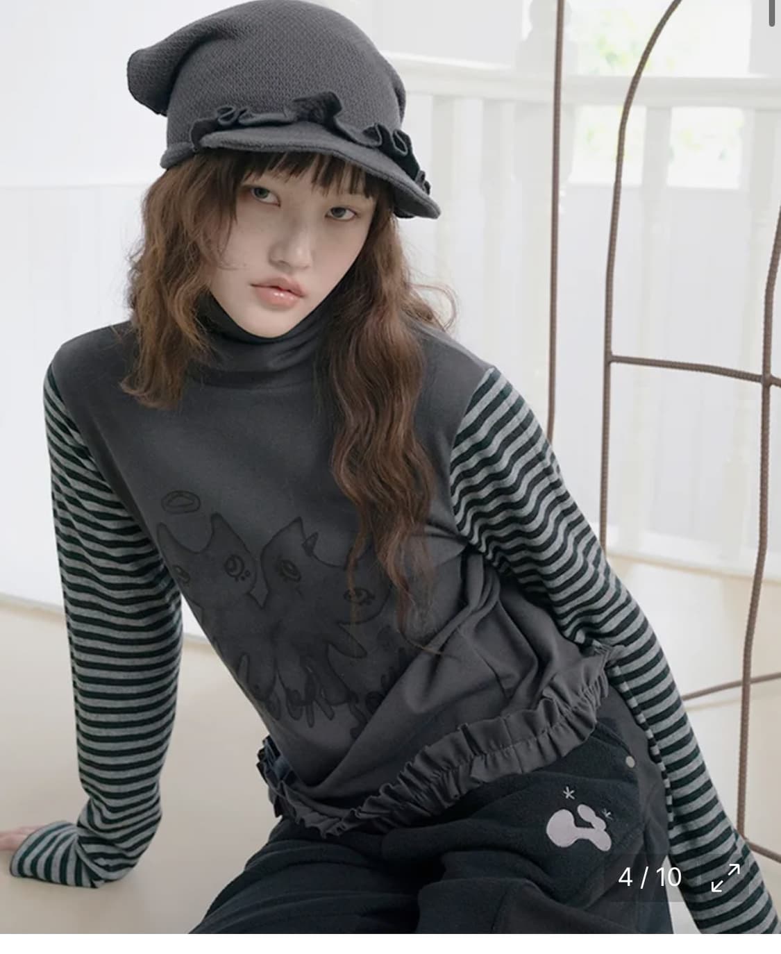 허그유어스킨 드로잉 프릴 폴라 탑 차콜 블랙 상품이미지1