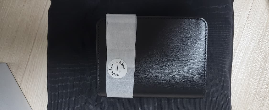 셀린느 샤이니 카프스킨 트리옹프 컴팩트 월렛 실버 블랙 상품이미지3