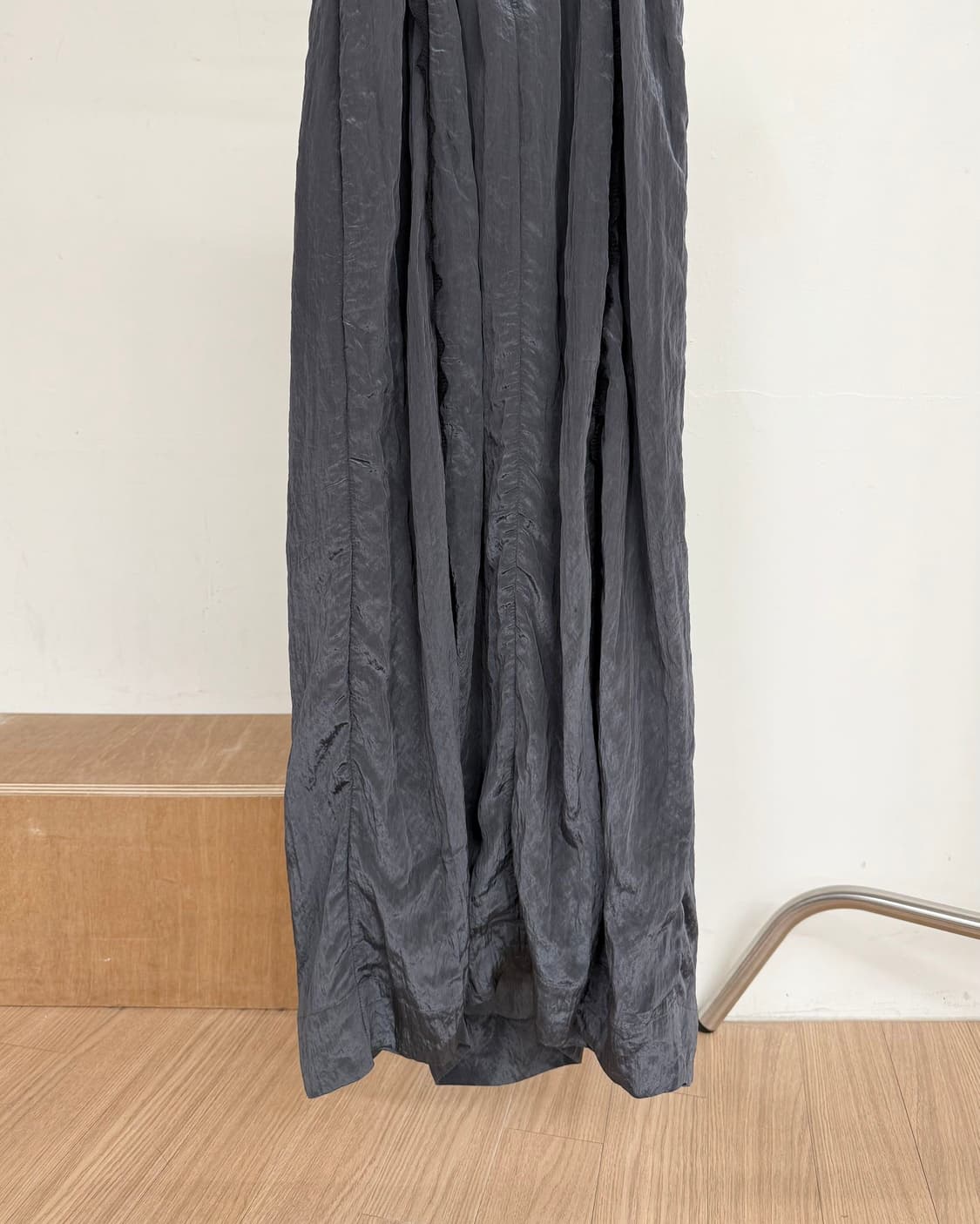 가니 그레이 샤이니 테크 스트랩 미디 드레스  상품이미지6