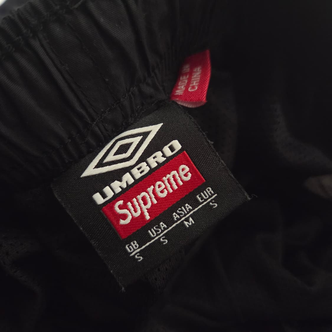 슈프림 x 엄브로 트랙팬츠 블랙 22ss 상품이미지6