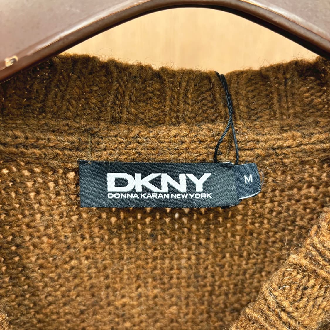 도나카란 뉴욕 라운드넥 스트라이프 니트 로고 메탈 장식 브라운 차콜 상품이미지7